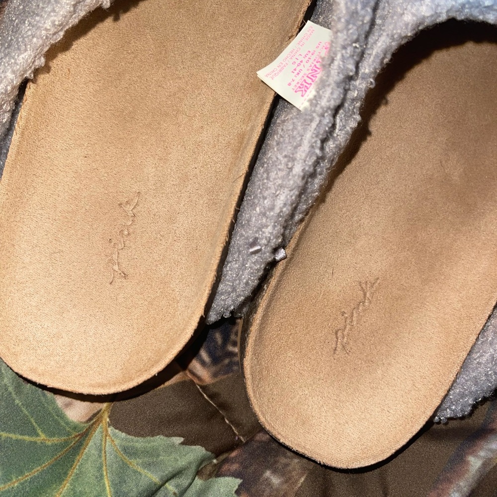 😎VS PINK sherpa clogs- PRICE FIRM😎 - Picture 2 of 5
